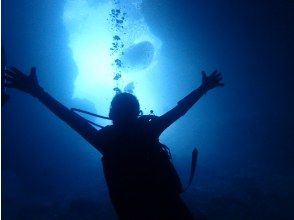 【那覇出発】往復送迎付き！青の洞窟体験ダイビングの画像