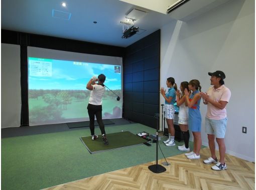 【오키나와 미야코지마】 경사도 리얼하게 재현! 에어컨이 효과가 있는 실내에서 즐길 수 있는 「시뮬레이션 골프」の画像