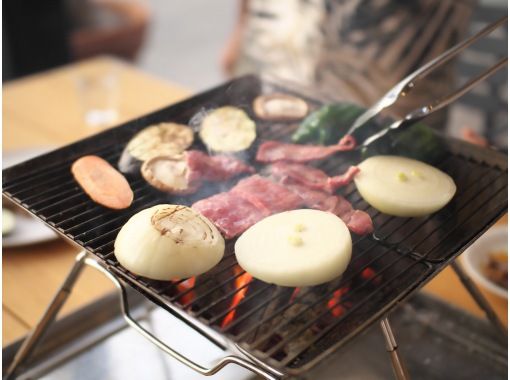 [沖繩宮古島] 在木甲板上燒烤 ♫ 炭火燒你最喜歡的食材 ♫ 沒有帶回家的垃圾（烤燒烤版）の画像