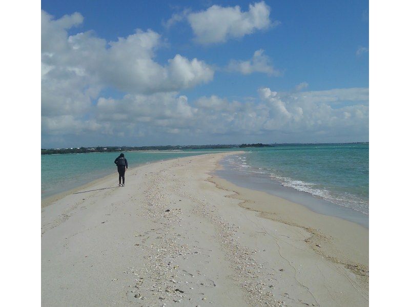 Landing tour on the sandy beach (Uni no Hama) that appears at low tide in Miyakojima, Okinawa Prefectureの紹介画像