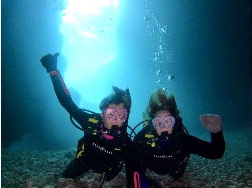 【沖縄・恩納村】《送迎 可能》青の洞窟を冒険する10歳からOKの体験ダイビング！※送迎範囲ありの画像