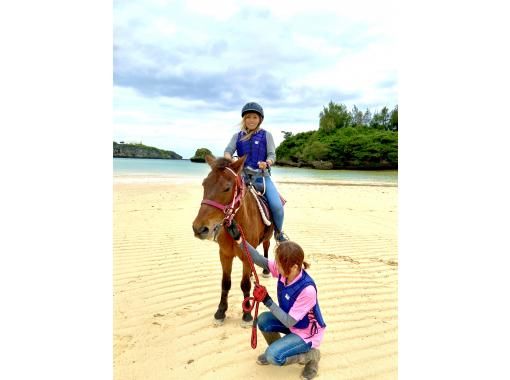 【沖縄・恩納村】《送迎　可能》ビーチ引き馬&シュノーケリング※送迎範囲ありの画像