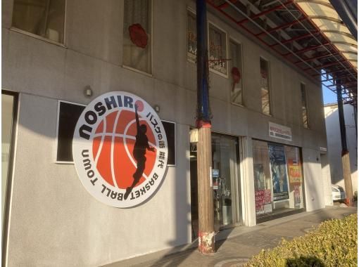 [Akita / Noshiro City] Sacred place pilgrimage tour Is it the model of Sanno Technical High School from Slam Dunk? High school and Noshiro Basketball Museum tour + 2 souvenirs of sacred place pilgrimage accessories includedの画像