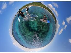 在 Instagram 360 上记录我一生中最激动人心的时刻。跳上透明的 SUP，穿越清澈的海水。 [冲绳、恩纳村、本部]