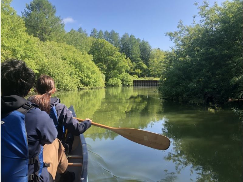 People enjoying the EAST POWER Kushiro Marsh canoeing experience