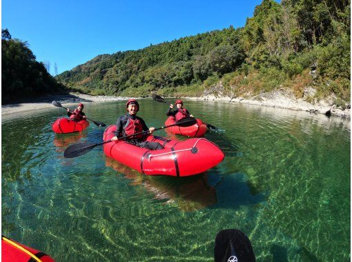 Popularity is on the rise! Light and easy to move! Excellent maneuverability and stability! Mini touring with a packraft! Lessons included [Yoshino River, Kochi]の画像