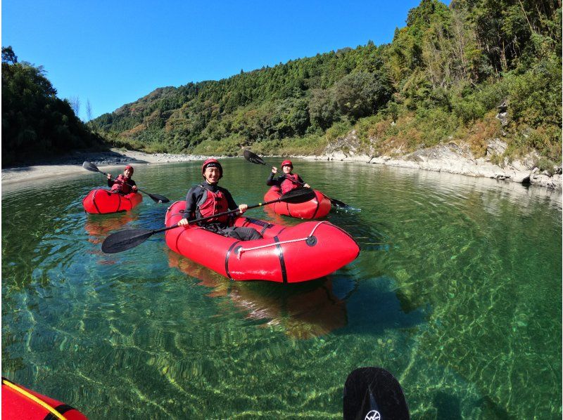 Popularity is on the rise! Light and easy to ride! Excellent maneuverability and stability! Mini touring on the clear Yoshino River in a packraft, about 1.5 km! Lessons included [Kochi] About 15 minutes from Otoyo ICの紹介画像