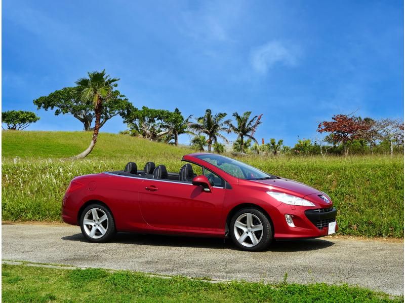 [Okinawa Ishigaki Island] Feel the wind of Ishigaki Island in a convertible! PEUGEOT 308CC Red car rentalの紹介画像