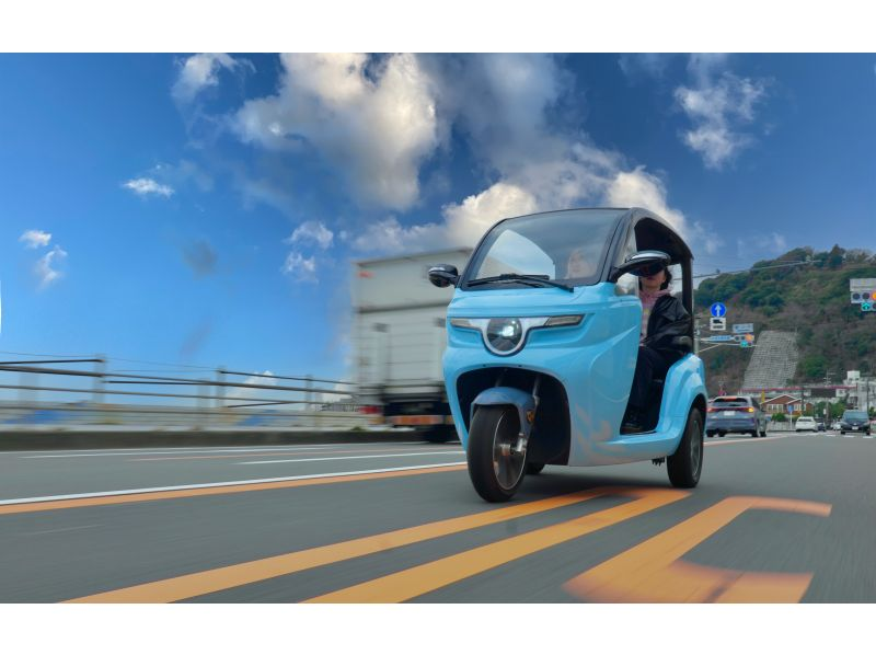 [Kanagawa / Kamakura] Enoshima / Kamakura sightseeing tour that comfortably travels along the coast with a three-seater electric tuk-tuk (U25%, OK with ordinary car license)の紹介画像