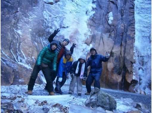 【大分・佐伯市】１組限定【日帰り/♨️】「冬の氷結観音滝73mへ渓谷沢歩き」(昼食/ｺｰﾋｰ/おやつ付)【装備無料/子供参加可】の画像