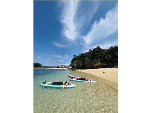 【沖縄・那覇市】未経験者大歓迎！SUPヨガで特別なリラックス体験！公認インストラクターが丁寧にレクチャー！レッスン中のお写真もプレゼント♪の画像