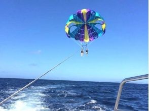 【沖縄・那覇】沖縄の海や島々を一望!初級パラセーリング体験(初心者・お子様向きコース)の画像