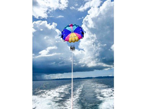 [Okinawa/Chubu/Parasailing/Tsukken Island] You can enjoy various scenery at once! Recommended for girls' trips and families! [A walk in the air at 50m! Participation possible from 4 years old]の画像