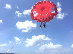 【沖縄・那覇】沖縄の美しい海、景色を眺めて優雅な時間を過ごす!パラセーリング体験(通常コース)の画像