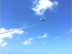 【沖縄・那覇】スリルと爽快感を楽しむ!パラセーリング体験(根性試しコース)の画像