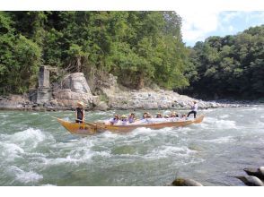 [Nagano/Iida] Enjoy the splash of the waves and go down the Tenryu River on a traditional Japanese boat! A boatman will guide you through the traditions of Japanese ships (history, shipbuilding, shipbuilding techniques)!の画像