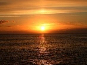 【沖縄・那覇】★1日1組限定★特別な日の貸切サンセットパラセーリングの画像