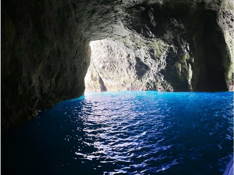 홋카이도의 사업자 「오타루 해안 크루즈」에 의한, 오타루 블루의 동굴 투어의 모습