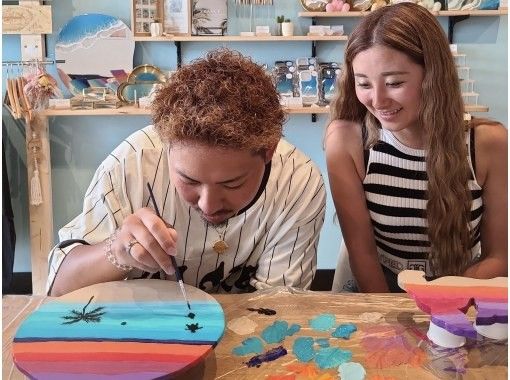 [Ishigaki Island/Resin Art Experience] Create your own memorable seascape with resin art! Make your own original wall clock! Groups welcome!の画像