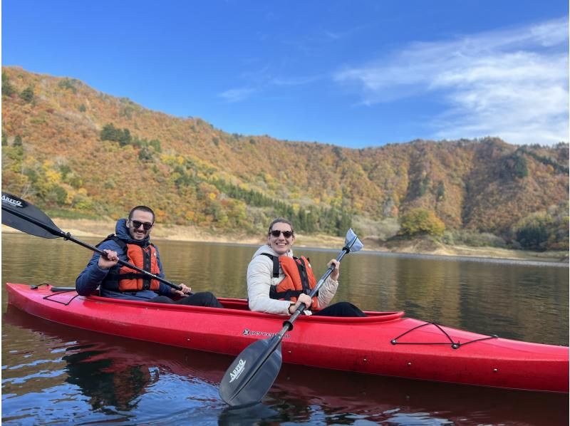 【東北・山形】白川湖カヌーツアー！秋の美しい紅葉を★ガイド付き2時間コースで初心者・ファミリーも安心＆写真プレゼントの紹介画像
