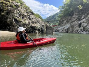 [Yamagata/Oguni] Akashiba Gorge Canoe Tour! An adventure through the looming mountain slopes and gorges (2-hour guided tour, for experienced canoeists)