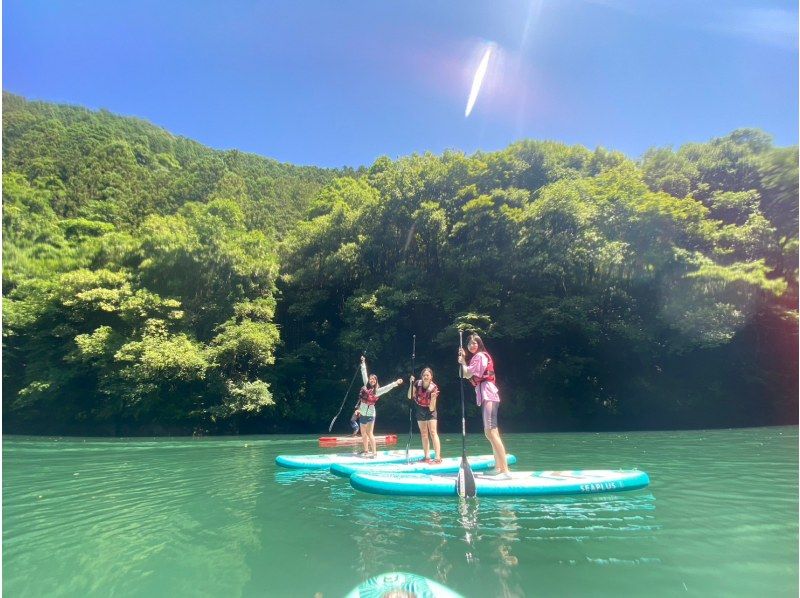 [โอคุตามะ (ทะเลสาบชิโรมารุ) ประสบการณ์ SUP] ทัวร์ SUP ที่ผู้เริ่มต้นสามารถเพลิดเพลินในธรรมชาติの紹介画像