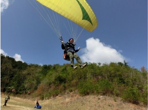 สำหรับขาเข้า [เกียวโต Nantan] พาราไกลด์ดิ้ง(Paragliding) ประสบการณ์ "Petit Challenge Course" (1 เที่ยวบิน) มีบริการรับส่งฟรี! การมีส่วนร่วมตกลงตั้งแต่อายุ 10 ปีの画像