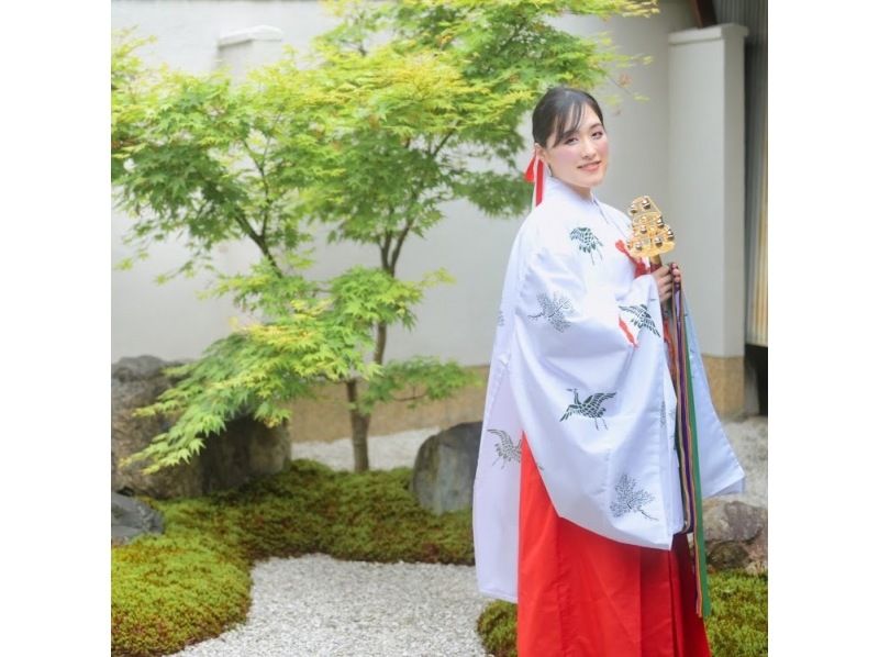 [Tokyo Asakusa] Asakusa tour with a shrine maiden & experience a shrine maiden dance A shrine maiden introduces the charm of Asakusa, let's dance a "beautiful" shrine maiden <with Japanese sweets and drinks>の紹介画像