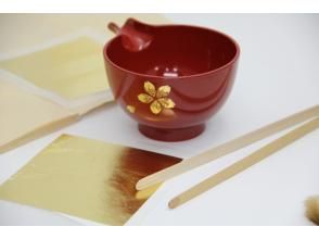 English OK! [Tokyo/Nihonbashi] Experience traditional crafts at a 100-year-old lacquerware specialty store ~Gold leaf pasting experience~