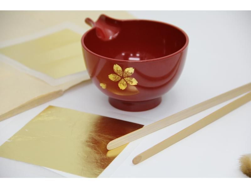 English OK! [Tokyo/Nihonbashi] Experience traditional crafts at a 100-year-old lacquerware specialty store ~Gold leaf pasting experience~の紹介画像