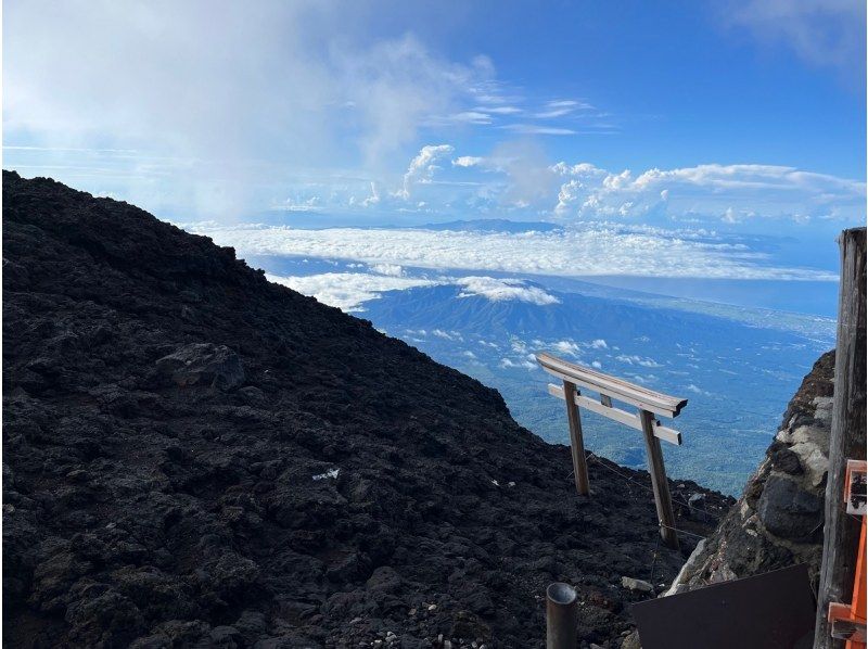 富士山ガイドが案内する『富士登山ツアー2023　一泊二日宿泊付き登頂プラン』5名から10名の少人数ツアーの紹介画像