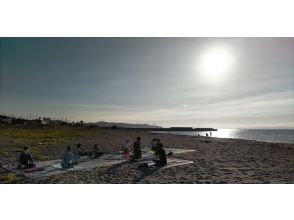 [Kanagawa Prefecture, Miura Beach] Early morning yoga on Miura Beach, a wide and white sandy beach の画像