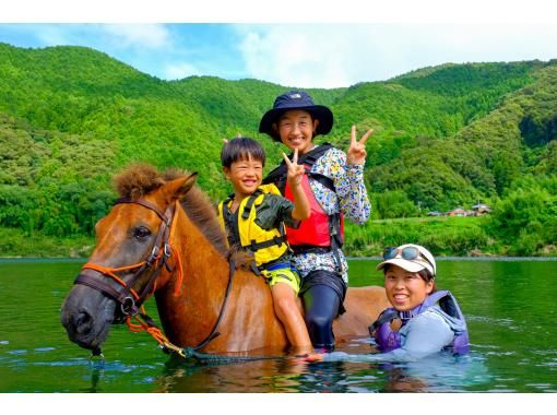 [โคจิ/ชิมันโตะ] \ ฤดูร้อนเท่านั้น / ครั้งแรกของญี่ปุ่น! เล่นกับม้าที่แม่น้ำชิมันโตะ! ! จำกัดเฟรมละ 1 กลุ่มเท่านั้น! แนะนำสำหรับคู่รักและครอบครัวの画像