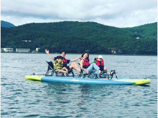 【普段着OK・ペットOK・湖上撮影付】みんなで乗れる　足こぎSUPボートの画像