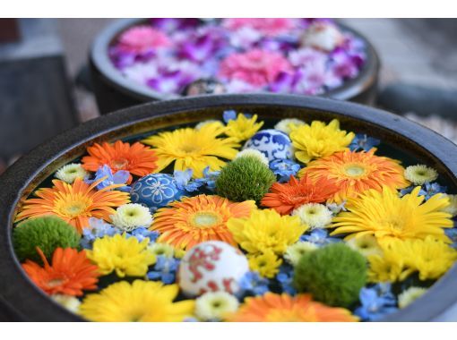 【埼玉・行田】 [体験日本語ガイドプラン] 忍城で花手水づくり体験！お好みの花を選んで作成可能の画像