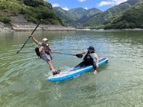 【神奈川・丹沢湖】プライベートツアーで自由にSUP体験！写真も、遊びも自分たちだけの贅沢な時間！初めてでもガイドが付きっきりの安心感！の画像