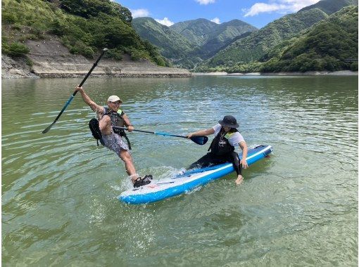 【神奈川・丹沢湖】プライベートツアーで自由にSUP体験！写真も、遊びも自分たちだけの贅沢な時間！初めてでもガイドが付きっきりの安心感！の画像