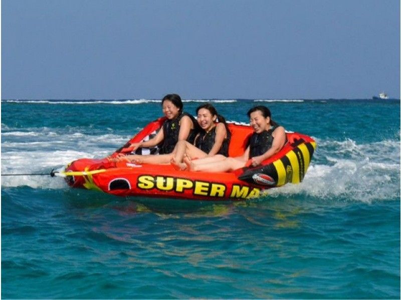 【沖縄・名護・ウィードビーチ】小さなお子様でも安心！透明度抜群の海でバナナボートシュノーケリング体験！