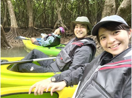 100-minute mangrove canoe tour on Amami Oshima! A private tour through the mangrove tunnels at high tide! Private tour for the whole family!の画像
