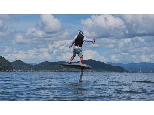 [Kagoshima City/Minamisatsuma City] E-FOIL surfing floating on the water (7,500 yen per person) Applications accepted from 5 people 60 minutes experienceの画像