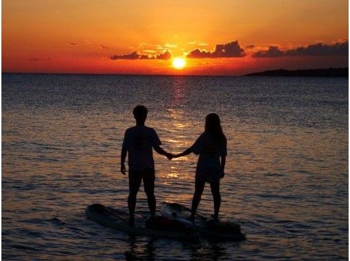 【沖縄・宮古島】1組様限定の貸切！SUPの上で眺める美しい夕日〜サンセットSUPツアーの画像