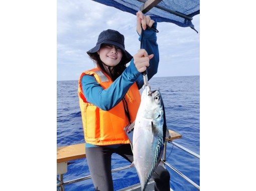 [Okinawa, Itoman] 3 hours of light trolling on a chartered cruiser! / Aiming for striped pontoon, dolphin fish, and yellowfin tuna / Beginners welcome / Equipment included / Pick-up and drop-off available / Restaurant introductionの画像