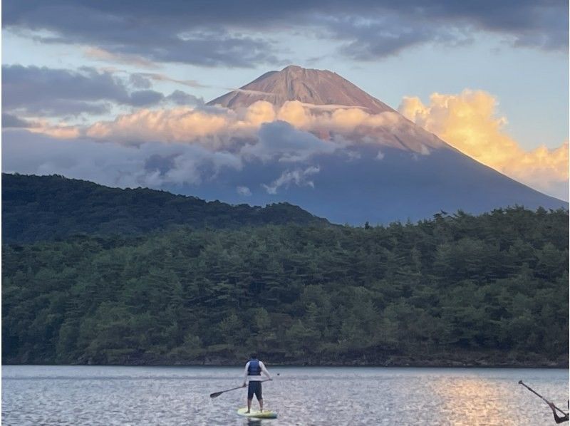 [Yamanashi, Fujikawaguchiko] Sunset SUP “Red Fuji Plan” Cruising the Saiko Lake dyed in the sunset