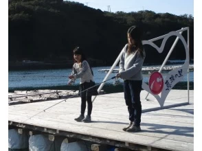 【三重・志摩】手ぶらでOK！真珠養殖場の筏の上で魚釣り体験♪の画像