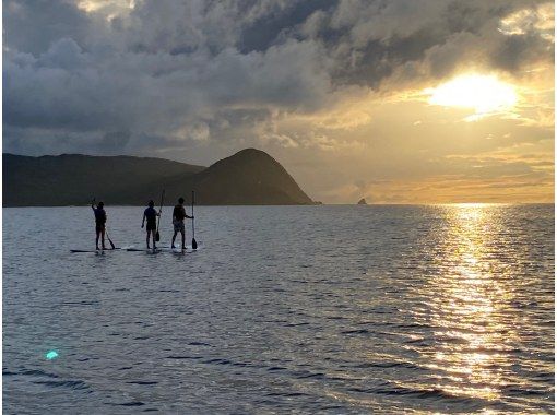 【鹿児島・奄美大島】夕焼けの静かな海でサンセットSUPクルーズの画像