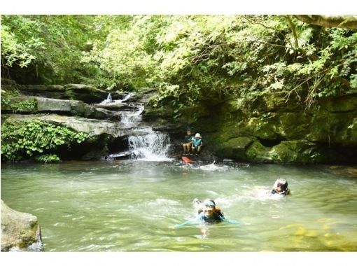 【アクティビティ＋竹富島】西表島半日キャニオニング（または滝トレッキング）＋選べる竹富島観光＜7時間～／昼食付／E-1T＞の画像