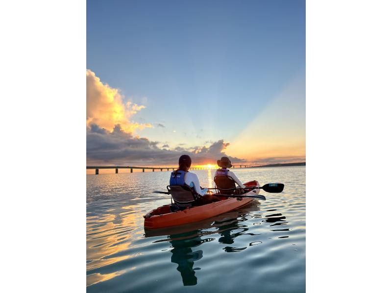 [Okinawa/Miyakojima] Sunset sea kayak tour ♪ Enjoy the spectacular scenery dyed in madder on the blue sea of ​​Miyakojima! Be sure to try it before dinner ♬ (about 1 hour)の紹介画像