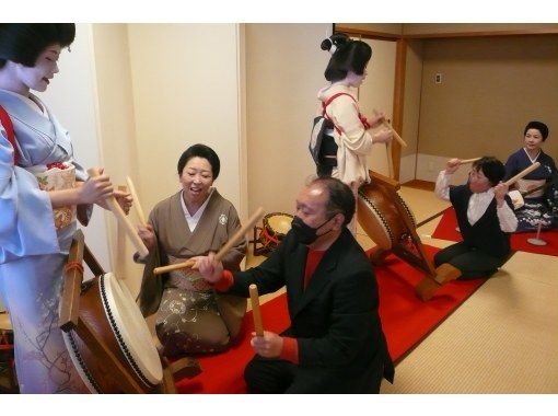 [石川/金澤]「金澤藝伎」這是一場特別表演，您可以體驗日本舞蹈和藝伎的其他表演，這些表演對於初次來訪的遊客來說通常是看不到的，並且還可以體驗榻榻米房間！兼六園旁邊！の画像