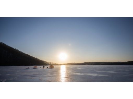 【北海道・標茶】２泊３日釧路湿原で体感する白銀の奇跡と冒険　 ～氷上ワカサギ釣り・カヌー・馬との触れ合い・サウナと星空～の画像