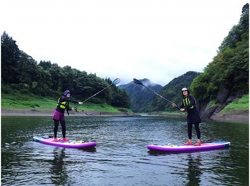 【東北・山形県】西川町・月山湖SUPツアー☆日本一の高さ１１２ｍの大噴水をレイクサップで水面から眺めよう！装備レンタル込み、写真データ無料！の画像